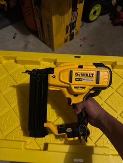 Brad nailer 18 Dewalt tool only