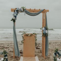 Wedding Podium for Sale – Includes Custom Couple Illustration