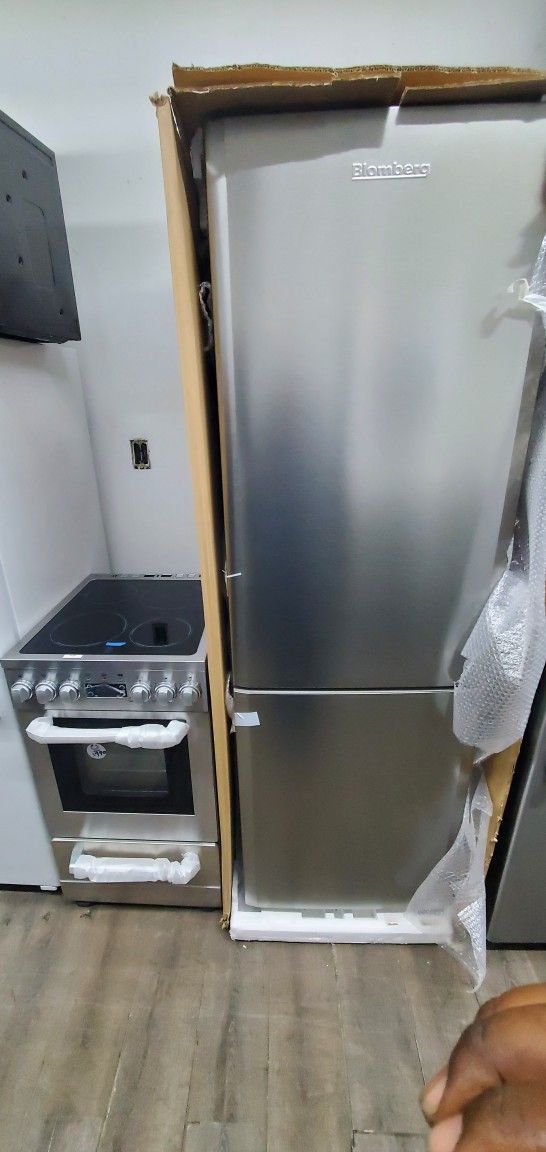 Bloomberg Fridge Brand New Side 24 By 74 Hight With Ice Maker And Stove Side 20 Electric Glasstop Avanti New Open Box Ready To Deliver 1 Year Waranty