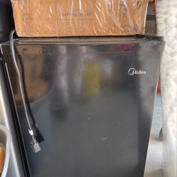 Black Mldea Mini Fridge 