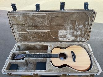Taylor Academy 12e with Hard Case!!
