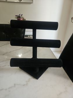3 stand jewerly, black velvet