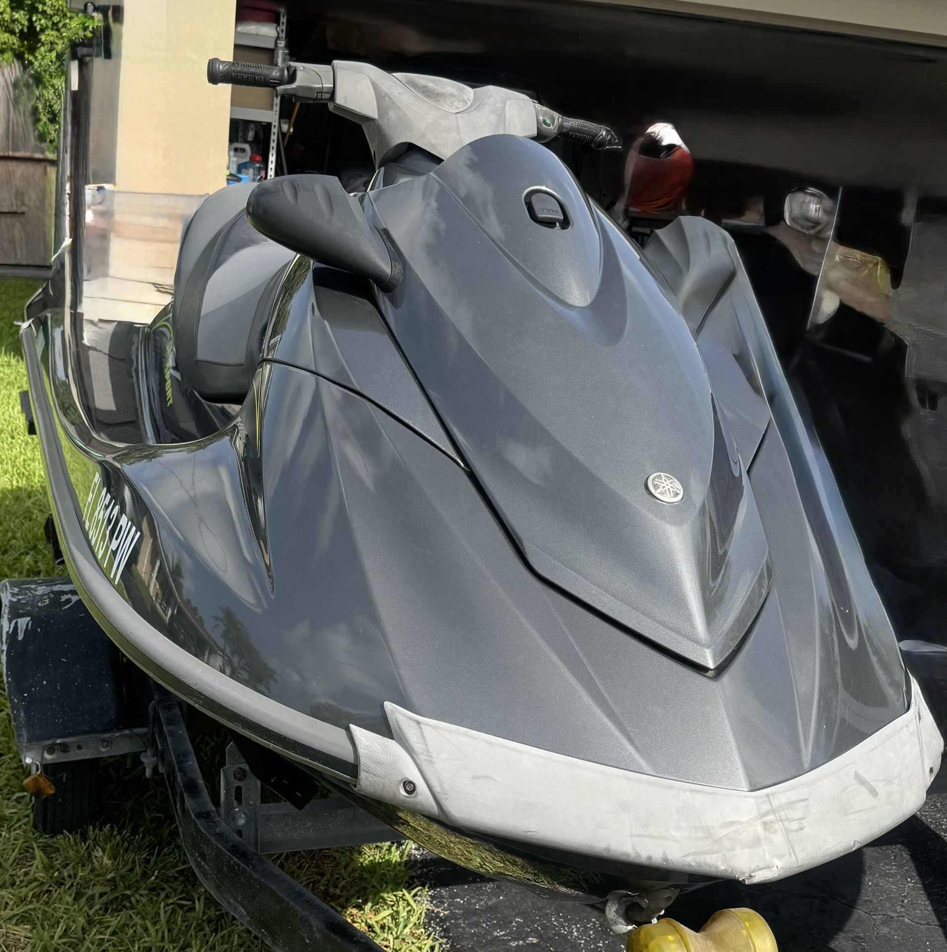 2 Waverunners Yamaha (2015) V1 Sport & Yamaha (2002) GP 1200 R w/a 2015 Continental Double trailer