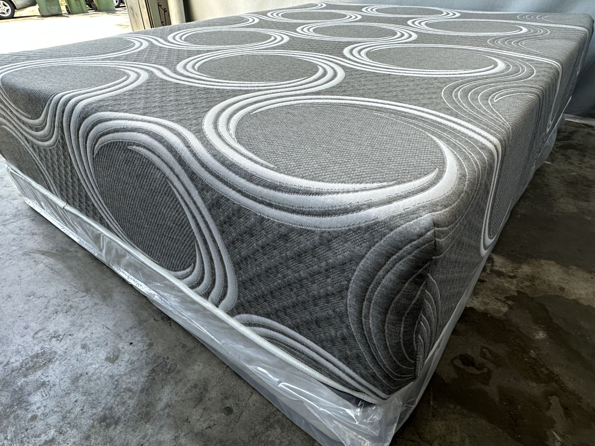 Queen Julet blue infused cool gel memory Foamm Matres !!