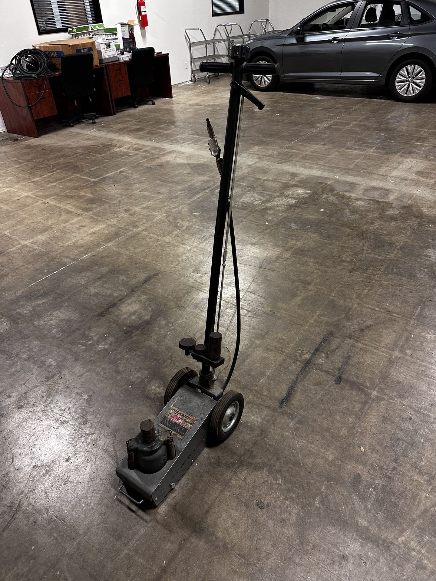 Pittsburgh Automotive 22 ton Air/Hydraulic Floor Jack