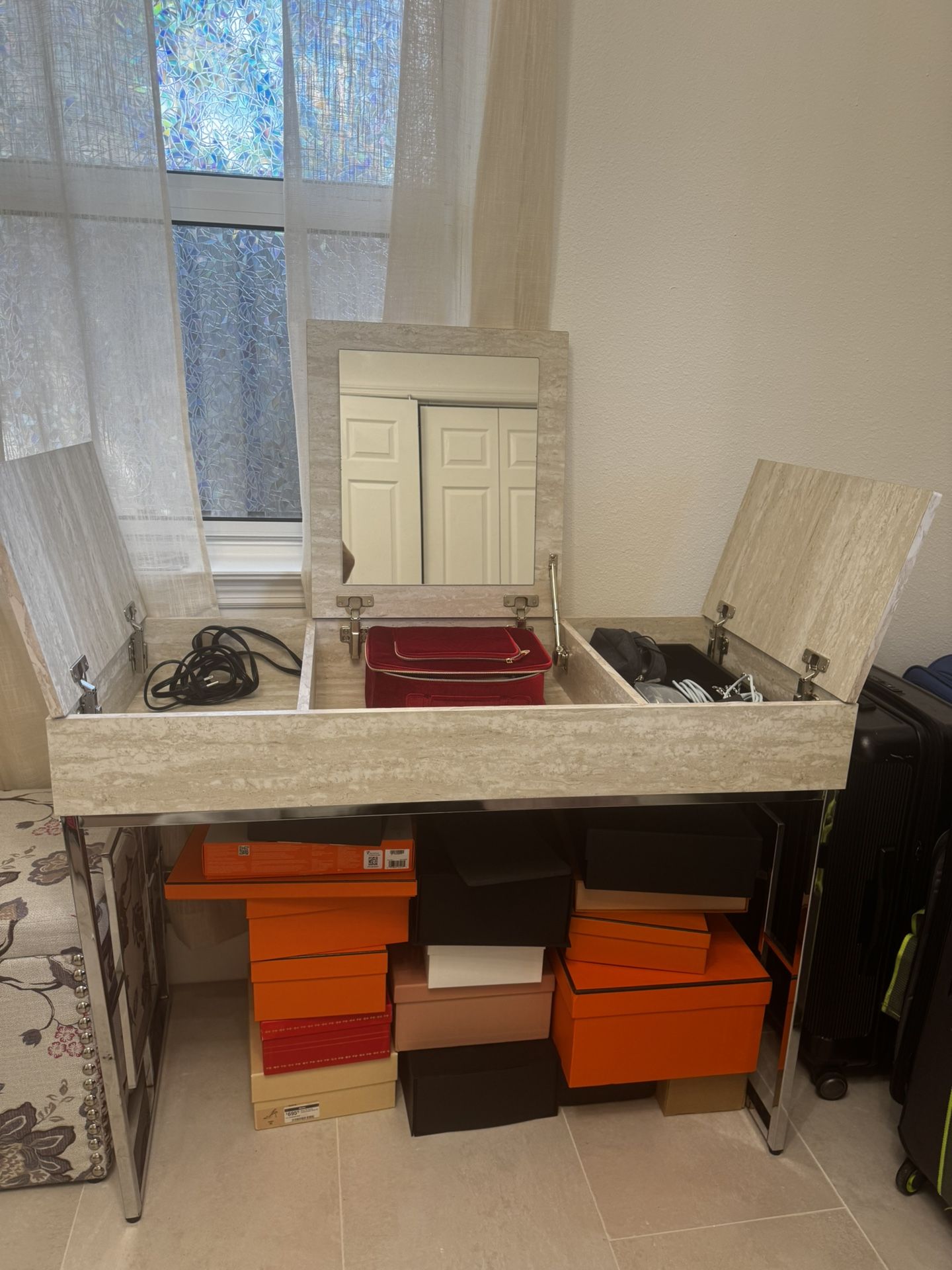 Make Up Table