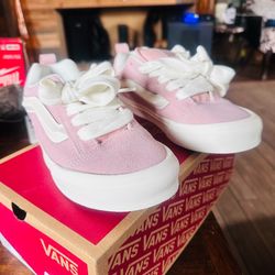 ♥️♥️ Brand New Vans tennis shoes, size 7 in women and 5 1/2 in men♥️♥️