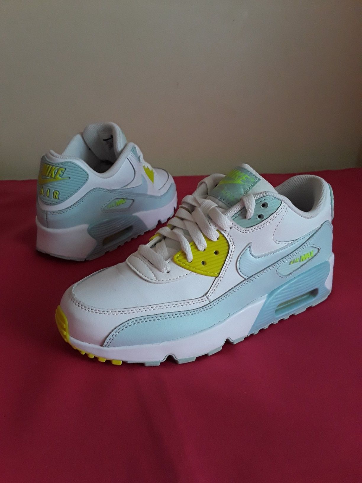 Nike Air Max 90 Essential Size 7.5 WOMEN & Size 6Y or 6 MEN