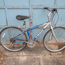 Trek 7200 Hybrid 15 Inch Frame 30 Inch Stand Over 19 Inch Top Tube 700c Wheels 