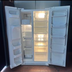 ✨️🚨🔆Frigidaire Gallery🔆🚨✨️ White S-by-S Fridge in Great Condition
