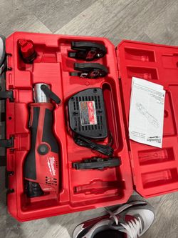 Milwaukee Tool M12 12V Li-Ion Force Logic Cordless Press Tool Kit w/ 3 jaws with (2) 1.5 Ah Battery and Hard Case