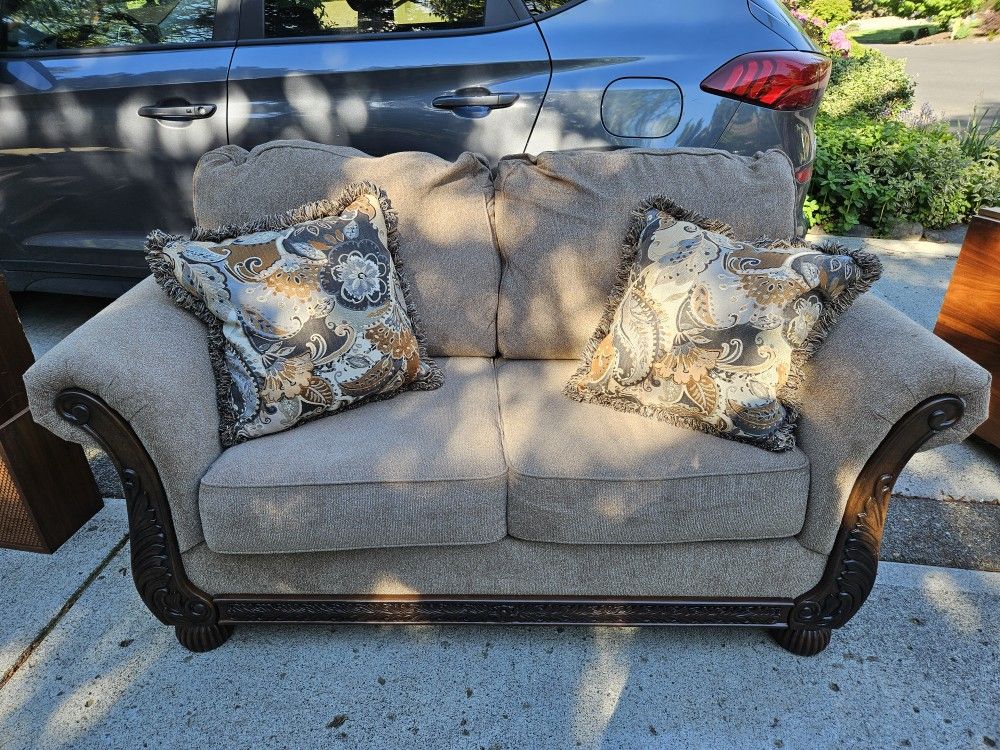 Couch (Loveseat)