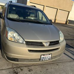 Toyota Sienna van 2004