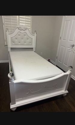 Twin bed with mattres