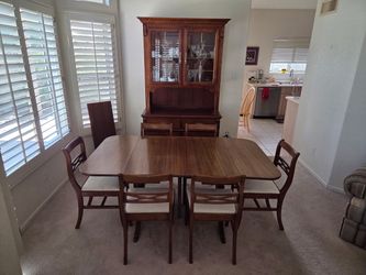 Dinning set w/ hutch.