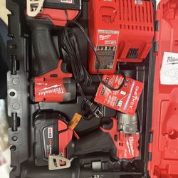 Milwaukee M18 FUEL 18V Lithium-Ion Brushless Cordless Hammer Drill and Impact Driver Combo Kit (NEW)