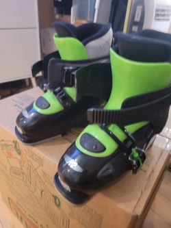 K2 Xplorer 2 junior ski boots 22.5 feature a black polyurethane shell