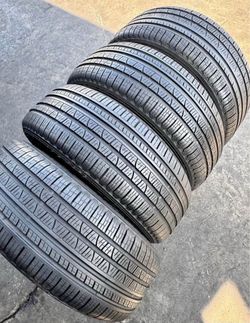 235/55r19 Pirelli tires con 80% de Vida las 4