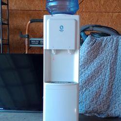 Water Dispenser/ Cooler . Like New (50$)