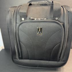TravelPro FlightCrew5 Vertical Rolling Overnighter