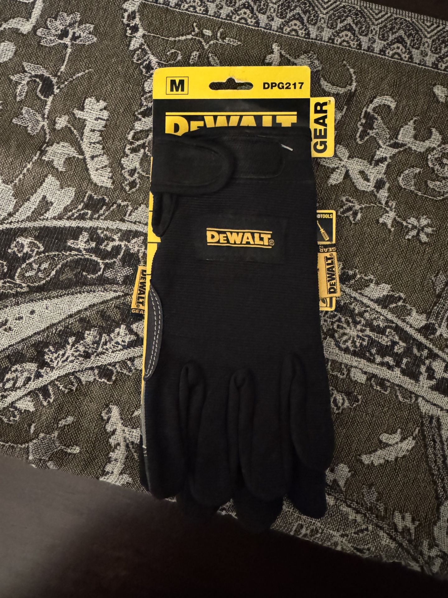 Dewalt Brand Work Gloves. Medium
