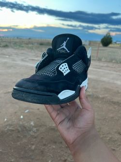 JORDAN 4 WHITE THUNDER COMES WITH LACES