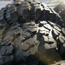 5 TIRES LT35-12-50R17 $850