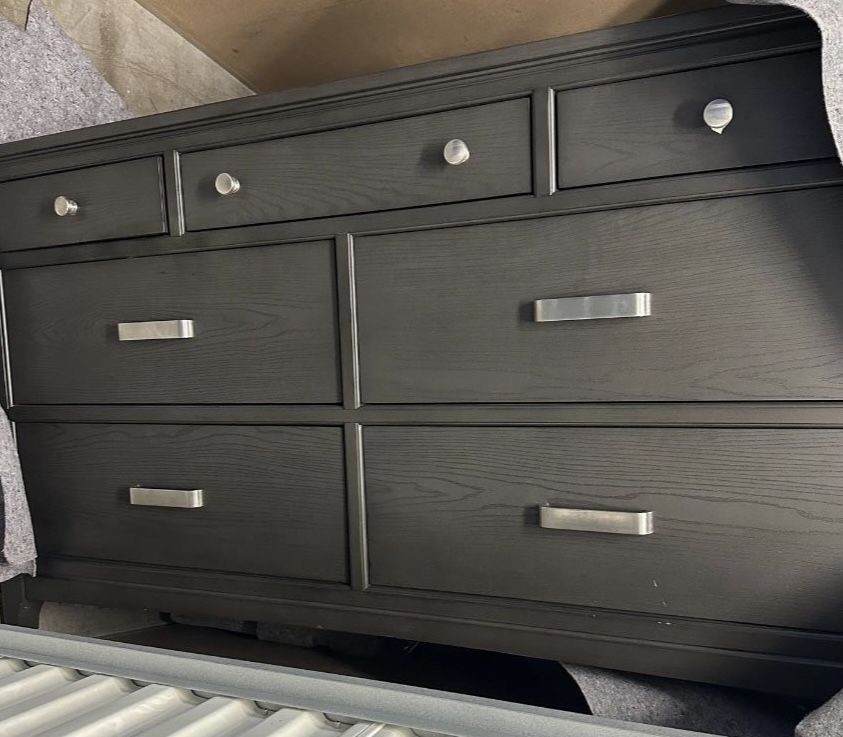 7 Drawer Dresser - LIKE NEW