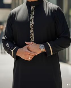 Men's LARGE Thobe black stand-up collar and gold embroidery, suitable for all season