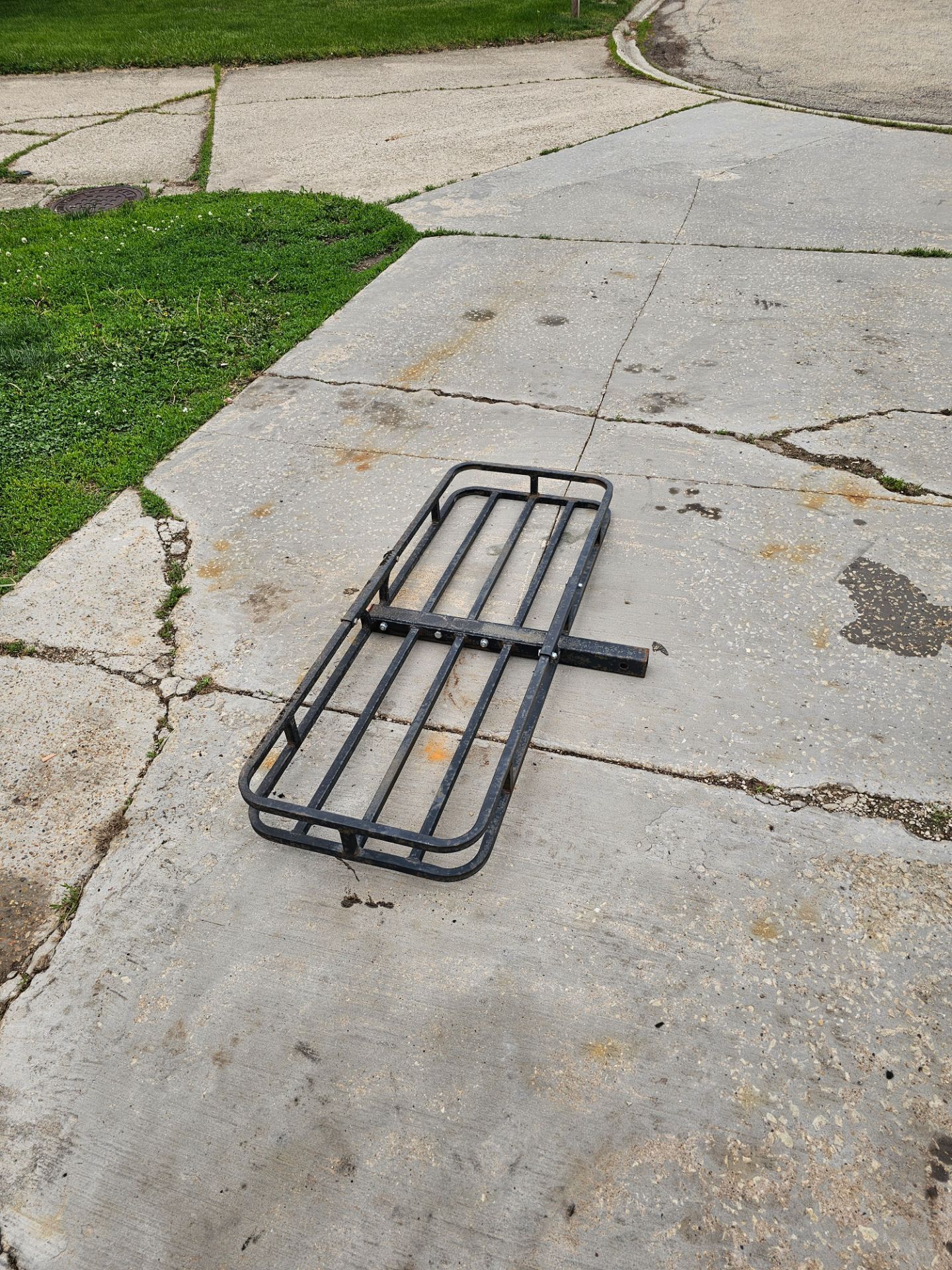 Trailer hitch cargo carrier