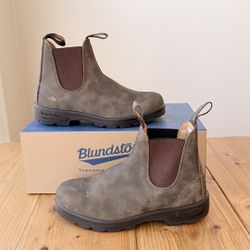 NEW IN BOX Blundstone classic chelsea boots in rustic brown