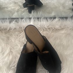 Beautiful pre owned Black Velvet mule shoe open toe sz 7 with middle Heel 