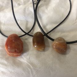 COLLARES EN CUERO CON DIJES DE PIEDRA EN BETAS