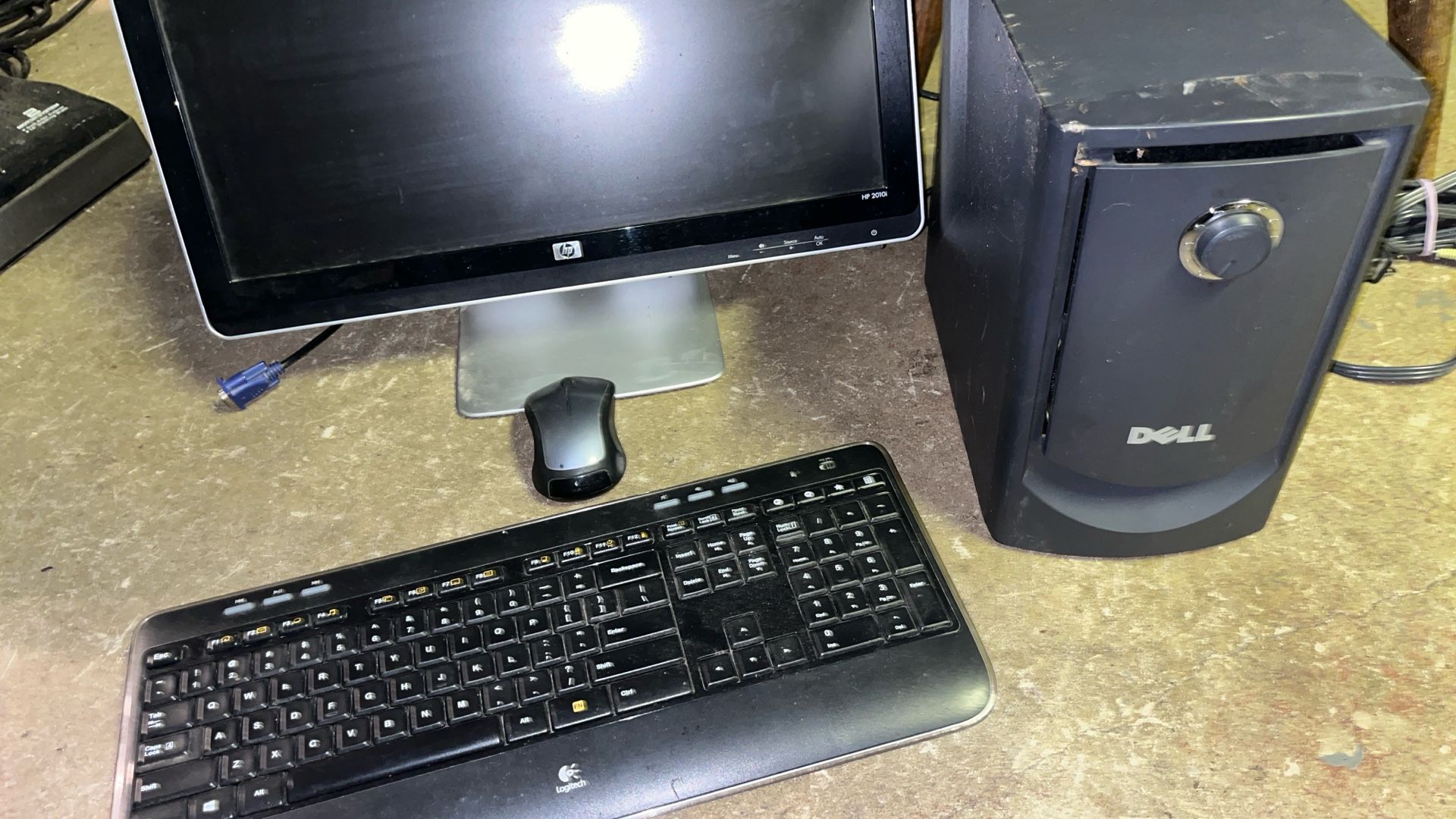 Hp 2010i monitor With Logitech Keyboard Mouse And Dell Speaker