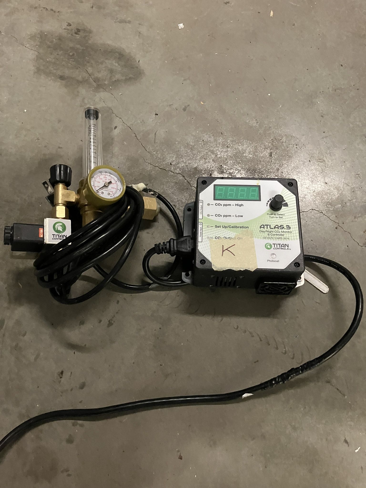 Titan Controls CO2 Regulator with Atlas3-Day/Night CO2 Monitor/Controller