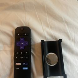 Roku Remote AirTag Attachment. 