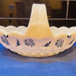 Lovely Vintage L.E.Smith Heavy Milk Glass Basket  