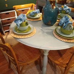 CUTE SMALL DINING TABLE  SET AT PICKY PINCHERS  801 TURNER ST CLEARWATER OPEN TODAY 12-6 FREE DELIVERY 