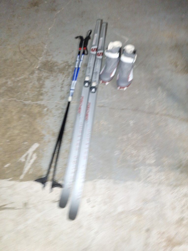 164 Cm  Fisher Alpine Skis Salomon Boots Sns Dize0. Poles