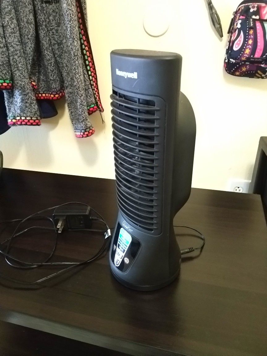 Desk fan. $10. Pickup only.