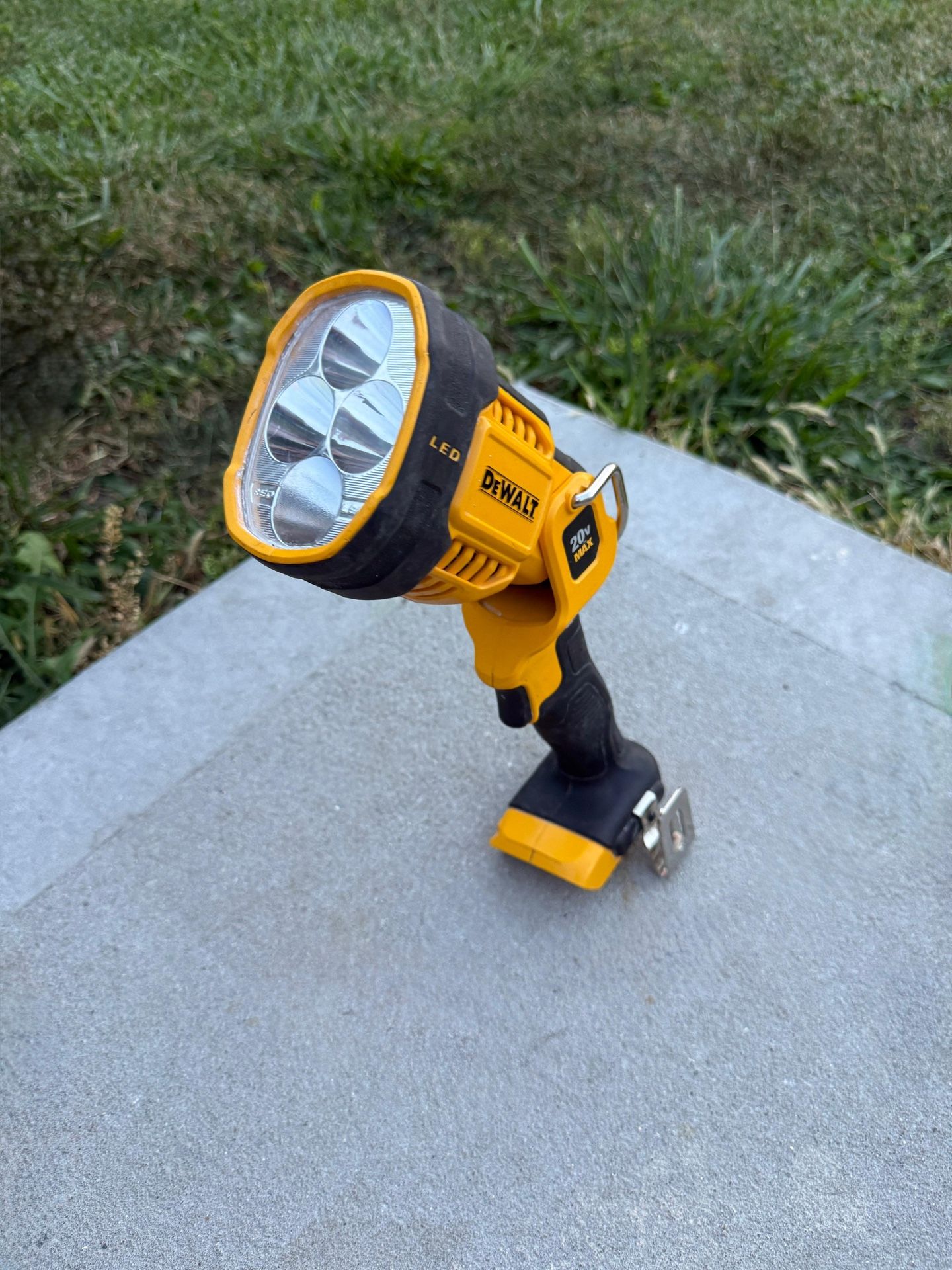 20V MAX Cordless LED Jobsite Spotlight