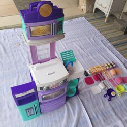 Little Tikes Toddler Plastic Kitchen With Kitchen Items