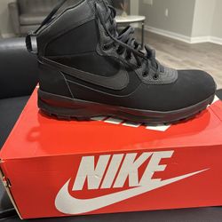 Nike Manoadome Size 15