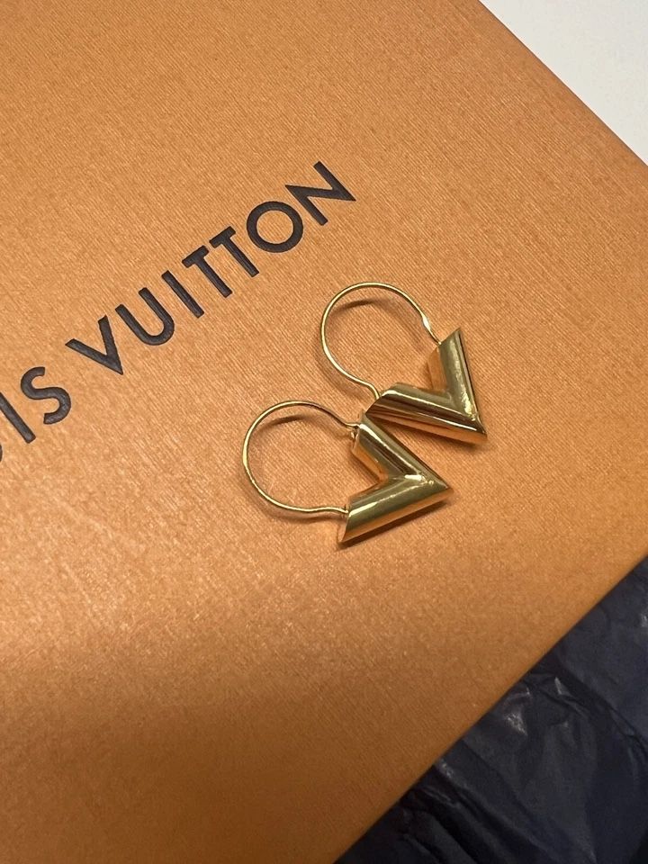LNWOT Authentic Louis Vuitton Essential V gold tone hoop earrings M61088