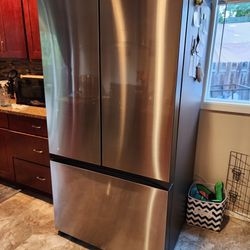 Like New Samsung Bespoke 30 cu. ft. Refrigerator  With Autofill Filtered Water Pitcher 