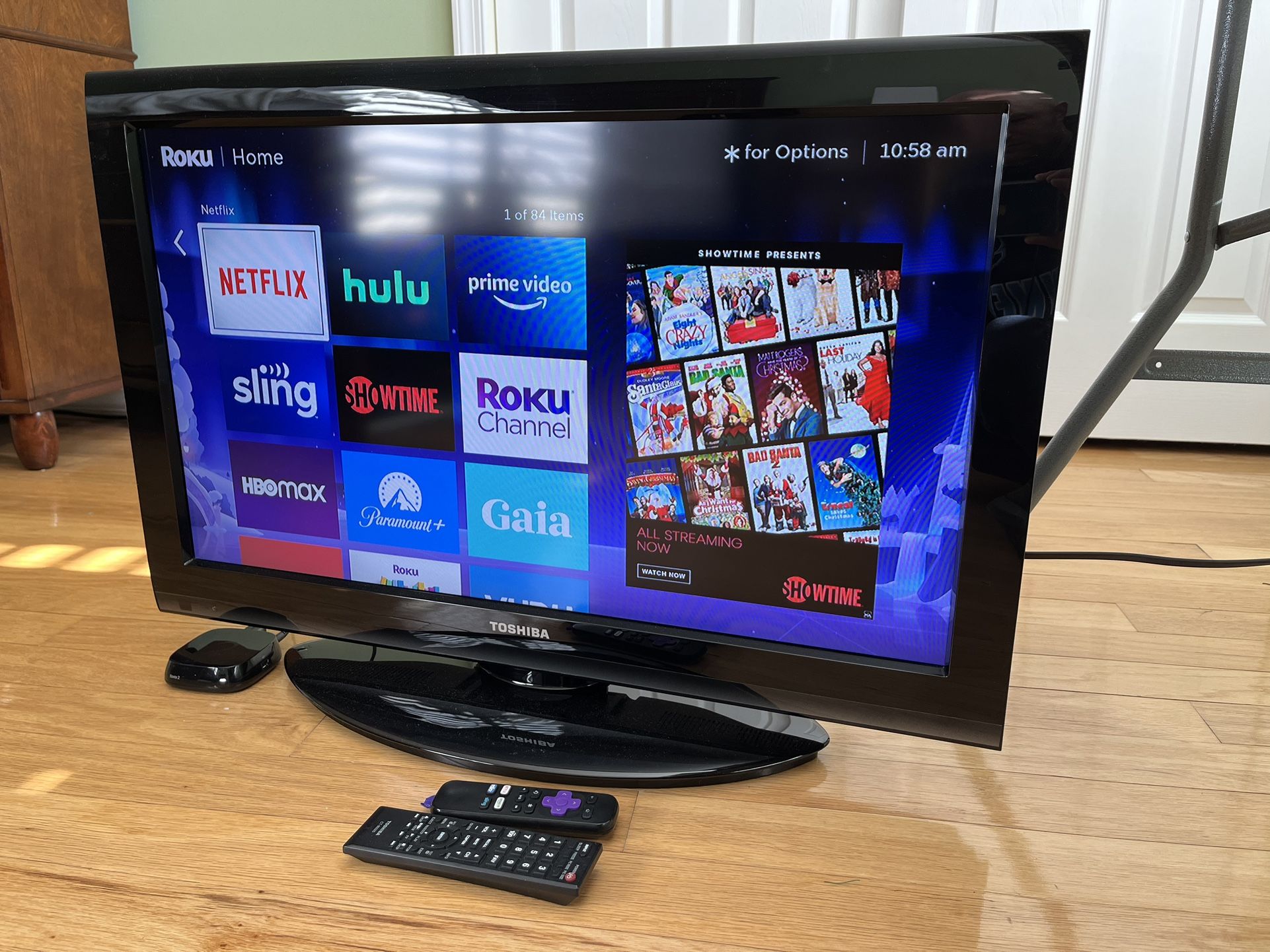 32 Inch Toshiba TV With Roku 2 Box And Remotes