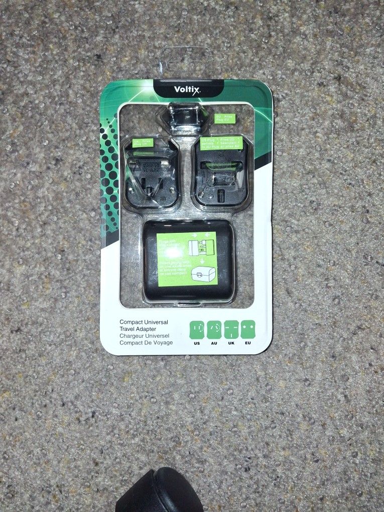 Compact universal travel adapter