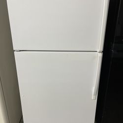 Whirlpool White Refrigerator ‼️60 Day Warranty‼️