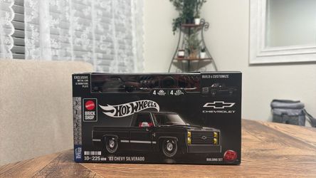 Hot Wheels Mattel Brick Shop '83 Chevy Silverado Building Set
