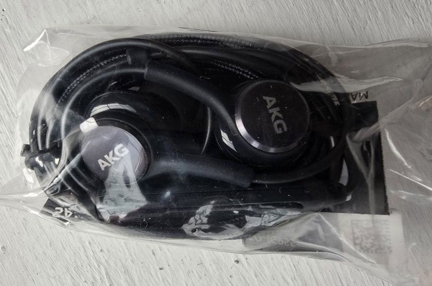 AKG Earbuds / USB Connector